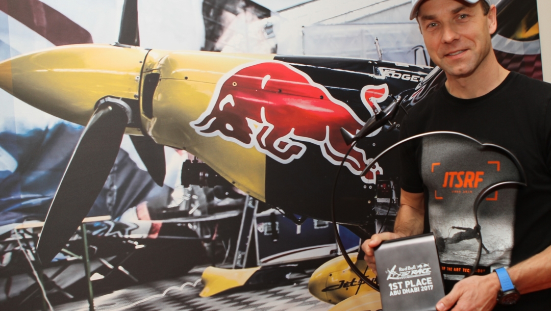 Почетный райдер ДжетСерф Мартин Шонка стал чемпионом в RED BULL AIRRACE в Абу-даби
